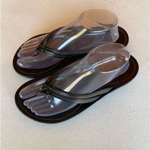 OluKai Womens U’I Thong Style Sandal Dark Java Leather Footbed Size 9